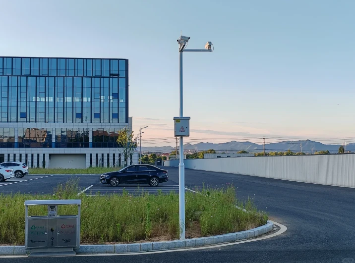 Single Arm Traffic Pole